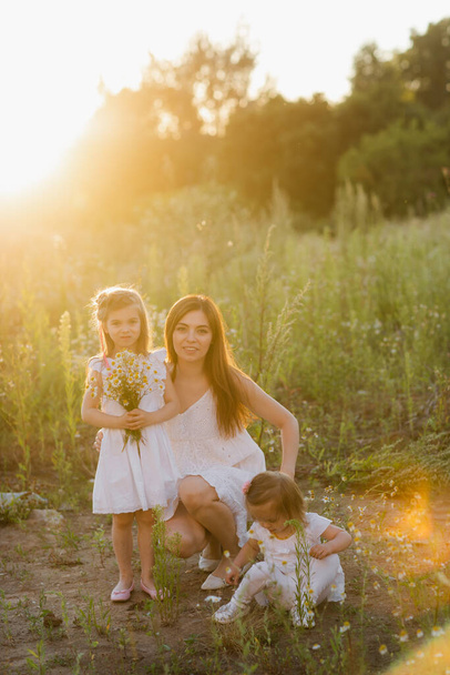 Lifestyle-Porträt Mutter und Tochter im Glück draußen auf der Wiese - Foto, Bild