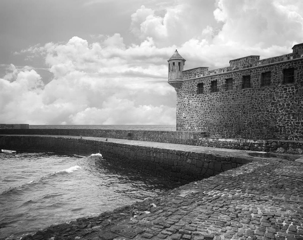 Photo en noir et blanc de la forteresse de Bateria de Santa Barbara à Puerto de la Cruz, Tenerife, Espagne
. - Photo, image