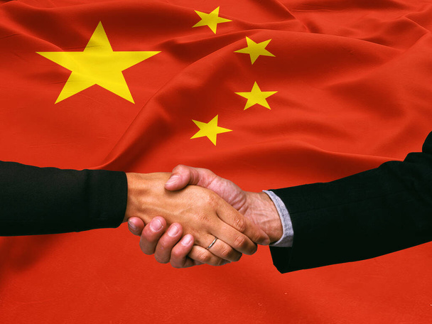 Obchodní podání ruky na pozadí vlajky Číny  - Fotografie, Obrázek