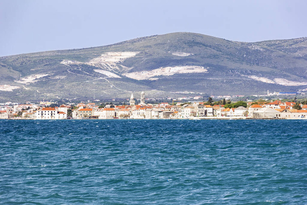 Вид на Адриатическое море, Средиземное море в небольшом портовом городке Фела, недалеко от Сплита
. - Фото, изображение