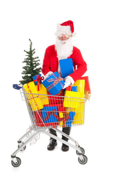 Santa claus een geschenk aanbrengend winkelen caart - Foto, afbeelding