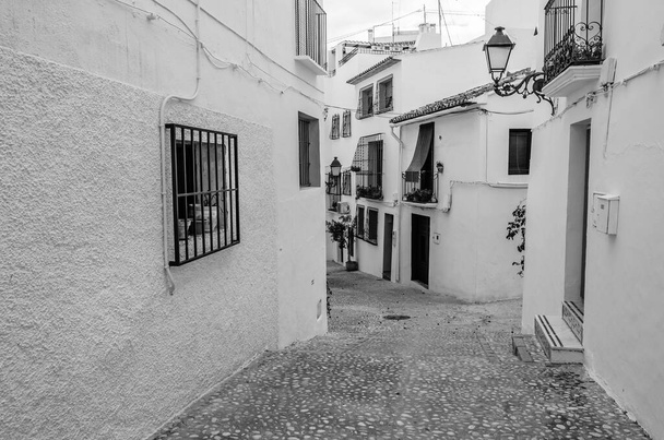 Arquitectura en el pueblo blanco mediterráneo de Altea, provincia de Alicante, España; imagen en blanco y negro
 - Foto, Imagen