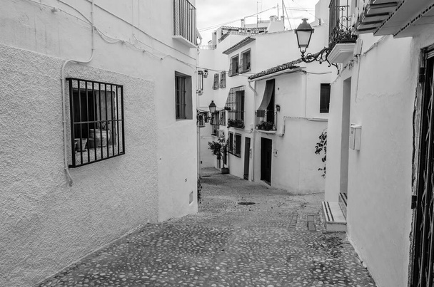 Architectuur in het mediterrane witte dorp Altea, provincie Alicante, Spanje; zwart-wit beeld - Foto, afbeelding