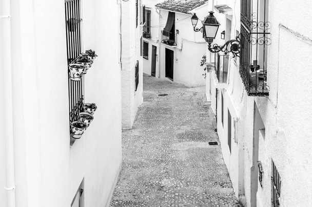 Arquitectura en el pueblo blanco mediterráneo de Altea, provincia de Alicante, España; imagen en blanco y negro
 - Foto, imagen