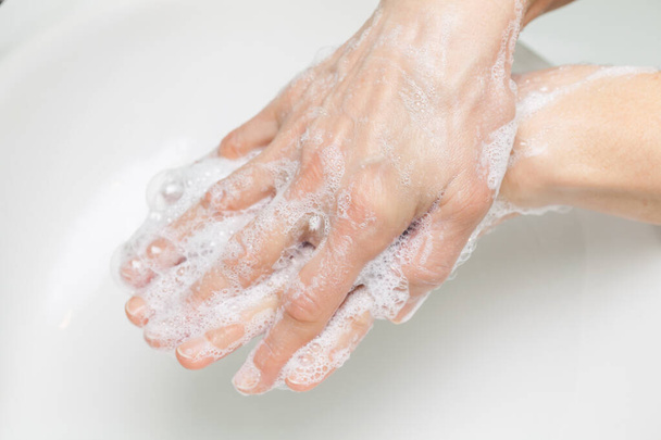Πλύνετε τα χέρια καλά με σαπούνι και υγιεινή - Φωτογραφία, εικόνα