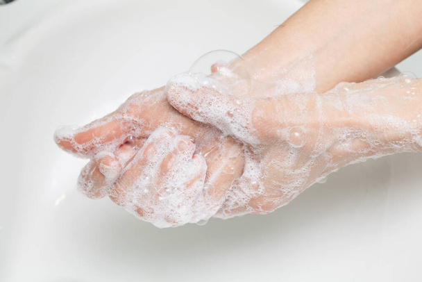 石鹸で手を徹底的に洗う,清潔と衛生. - 写真・画像