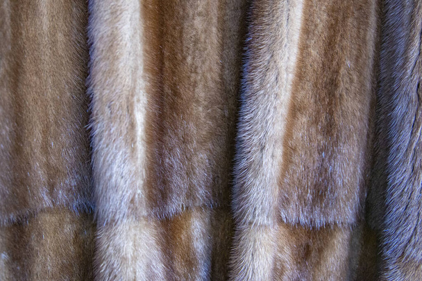 Strukturovaný povrch hnědého pláště z přírodní norkové kožešiny - Fotografie, Obrázek