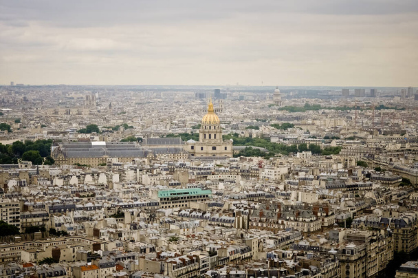 Párizs légi kilátása az Eiffel-toronyból. Franciaország. - Fotó, kép