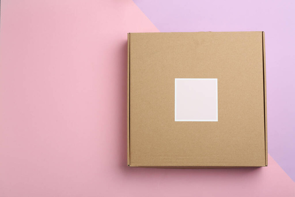 Cardboard box on color background, top view. Space for text - Foto, imagen