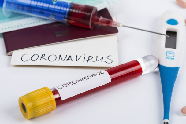 Coronavirus und Reisekonzept. Beachten Sie COVID-19 Coronavirus, Reisepass und Maske. Ausbruch des Coronavirus, Epidemie in Wuhan, China. Reisebeschränkungen und Quarantäne für mit Coronavirus infizierte Touristen - Foto, Bild
