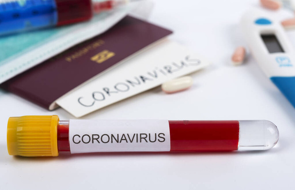 Coronavirus ja matka käsite. Huomaa COVID-19 sepelvaltimovirus, passi ja naamio. Corona-virusepidemia, epidemia Wuhanissa, Kiinassa. Corona-viruksen saastuttamien matkailijoiden matkustusrajoitukset ja karanteeni
 - Valokuva, kuva