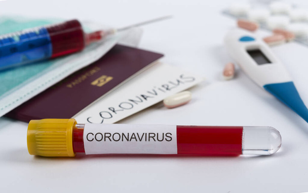 Coronavirus y concepto de viaje. Nota COVID-19 coronavirus, pasaporte y máscara. Brote de virus Corona, epidemia en Wuhan, China. Restricciones de viaje y cuarentena de turistas infectados con el virus Corona
 - Foto, imagen