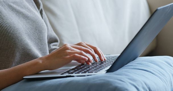 Vrouw type op laptop computer - Foto, afbeelding
