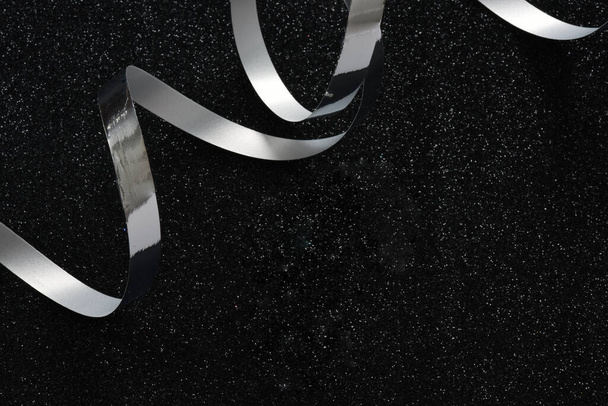 Siyah arkaplanda gümüş kurdele - Fotoğraf, Görsel