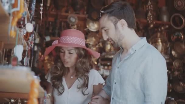szczęśliwa para w starym sklepie z pamiątkami - Materiał filmowy, wideo