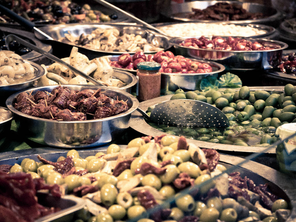 Detailní záběr typických produktů jižní Itálie Catania. Mezi tyto ochucené olivy patří artyčoky v oleji, ochucená sušená rajčata a další chutné sicilské speciality. Vodorovné zobrazení - Fotografie, Obrázek