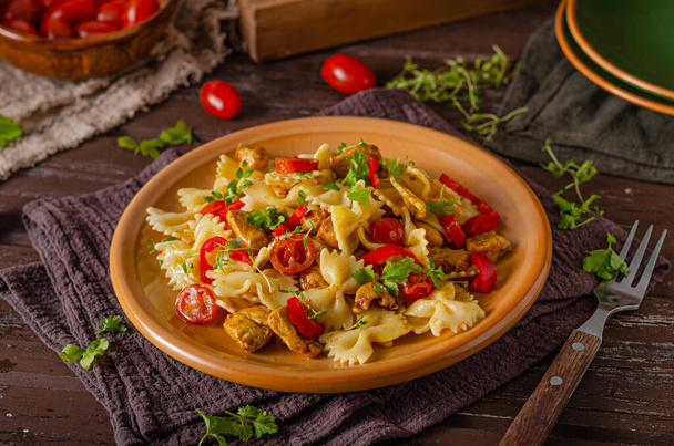 Fresh curry pasta with tomatoes and grilled chicken - Valokuva, kuva