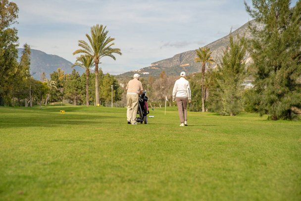 Yazın golf sahasında yaşlı bir çift. - Fotoğraf, Görsel