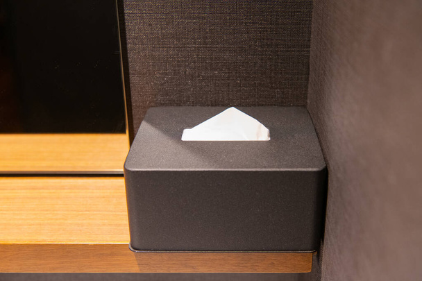 Weefselpapier op tafel in de kamer. (Hotel Guest Room Supplies ) - Foto, afbeelding