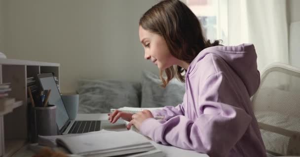 Feliz adolescente brincando com rato usando laptop em casa mesa
 - Filmagem, Vídeo