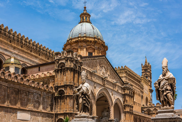 Szobor a Palermo katedrális előtt: a római katolikus palermói érsekség katedrális temploma, Szicíliában, Dél-Olaszországban. Ezt Szűz Mária Mennybemenetelének ajánljuk. - Fotó, kép