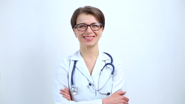 Πορτρέτο μιας χαμογελαστής γυναίκας γιατρού με λευκό παλτό. - Πλάνα, βίντεο