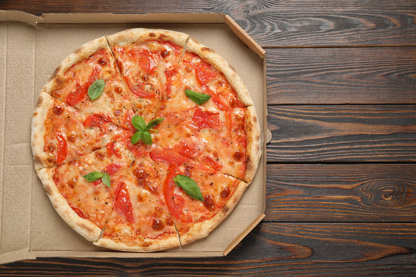 Lezzetli pizza Margherita, ahşap masa, üst manzara. Metin için boşluk - Fotoğraf, Görsel