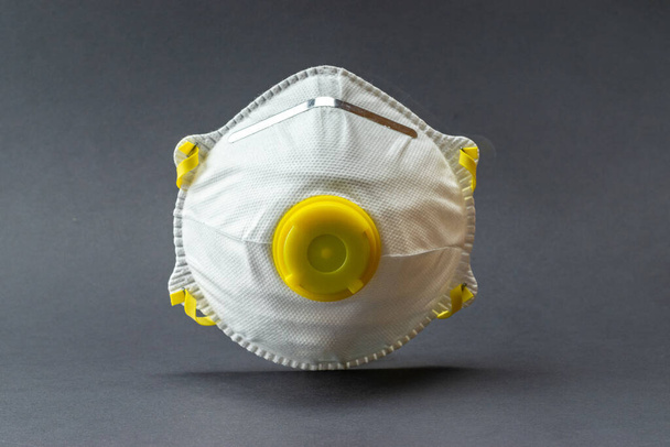 Maska filtra bezpieczeństwa medycznego do ochrony przed wirusami i bakteriami przed grypą. Pandemiczna koncepcja ryzyka dla zdrowia medycznego z komórkami chorobowymi. Choroba zakaźna Covid-19 - Zdjęcie, obraz