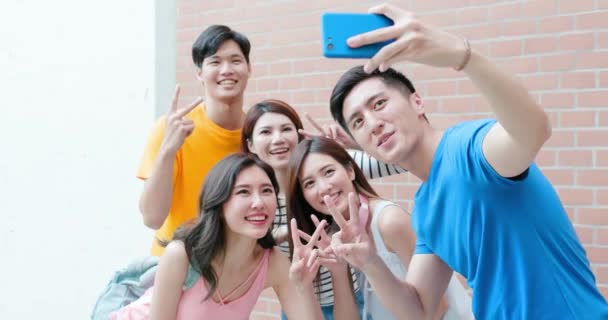 Genç Asyalılar selfie çeker. - Video, Çekim