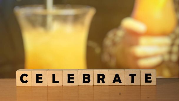 Oslavte nápis na dřevěném stole na kostky bloky s pitím resteurant backgroun - Fotografie, Obrázek
