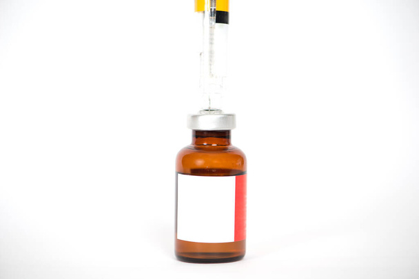 Injekciós üveg és fecskendő fehér - Fotó, kép