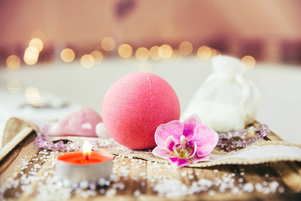 Růžová šťavnatá jahodová vůně vanové bomby na tácu v koupelně, relaxační aroma soli a svíčky. Terapeutický koncept. Dávám si relaxační koupel.  - Fotografie, Obrázek