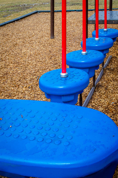 Rij van speeltuin rode en blauwe springkussens - Foto, afbeelding