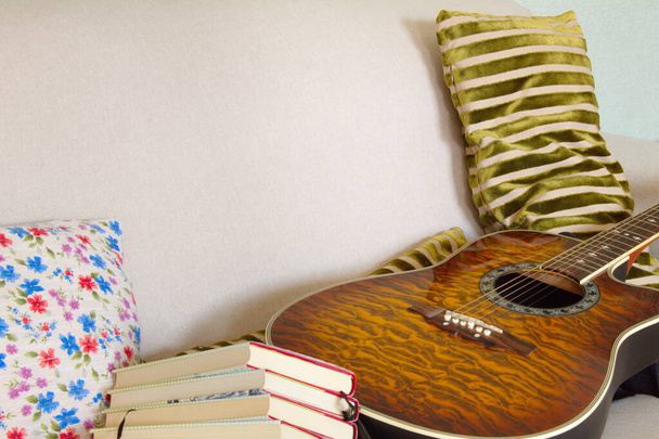 ler um romance interessante em uma cadeira confortável ou aprender a tocar guitarra são duas boas opções para quarentena
 - Foto, Imagem
