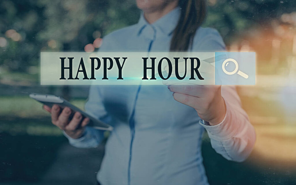 Ecriture conceptuelle montrant Happy Hour. Photo d'affaires montrant quand les boissons sont vendues à prix réduit dans un bar ou un restaurant
. - Photo, image