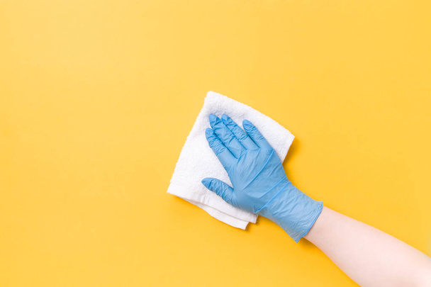 hand in blue disposable rubber glove washes surfac - Foto, Bild