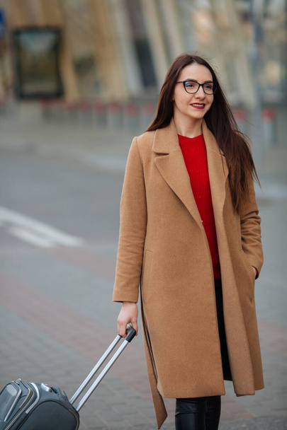 Young beautiful business woman suitcase in urban setting. - Fotoğraf, Görsel