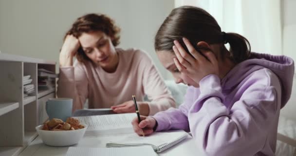 Rozzlobený maminka hubování líný dospívající dcera pro domácí úkoly doma - Záběry, video
