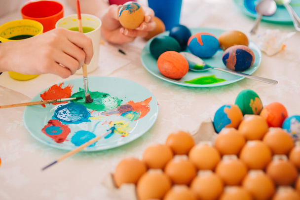 Familia Pascua decoración pintura huevos mamá con tres niños
 - Foto, imagen
