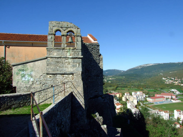 クロアチアのミルナ川渓谷におけるブゼットの町と肥沃なフィールドの眺め(Pogled na grade Buzet i plodna polja u dolini rijke Mirne, Hrvatska) - 写真・画像
