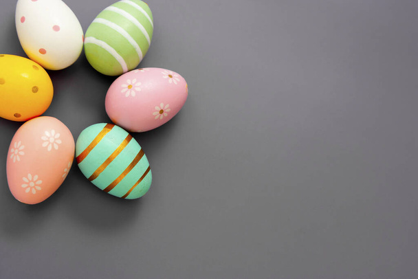 .Húsvéti dekoratív színes tojások. Szürke háttér, felülnézet, másolás tér. - Fotó, kép