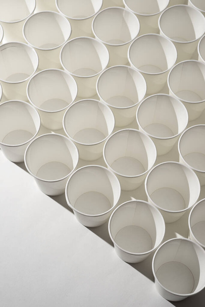 Gran grupo de vasos de papel desechables
. - Foto, Imagen