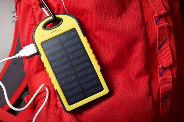 自然の遠足のためのポータブル太陽電池. - 写真・画像