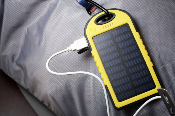 Cella solare portatile per escursioni naturalistiche. - Foto, immagini