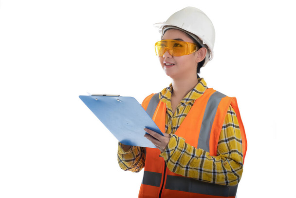 Портрет красивая молодая Азия женщина инженер-строитель холдинг план, глядя вперед и думая о белом фоне, Планирование концепции строительства
 - Фото, изображение