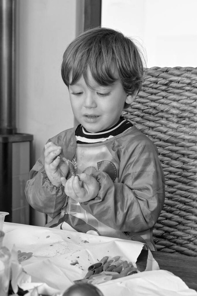 4歳の男性の子供がパスタを描く - 写真・画像