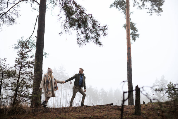 森の冬のピクニック。冬の霧深い森の中の愛の物語。バレンタインコンセプト。森の中の曇り霧の日. - 写真・画像