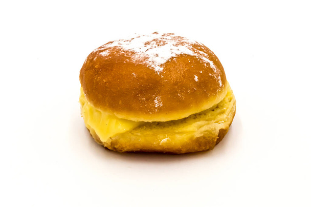 Bola de Berlim, ή Berlim Ball, ένα πορτογαλικό γλύκισμα από τηγανητό ντόνατ γεμισμένο με γλυκιά κρέμα αυγού και τυλιγμένο σε τραγανή ζάχαρη σε λευκό φόντο. - Φωτογραφία, εικόνα