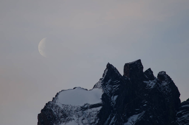 Maan op een klif in het Torres del Paine National Park. - Foto, afbeelding