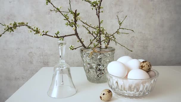 Feliz Pascua Bodegón de un ramo de primavera, huevos y una campana de cristal.  - Metraje, vídeo